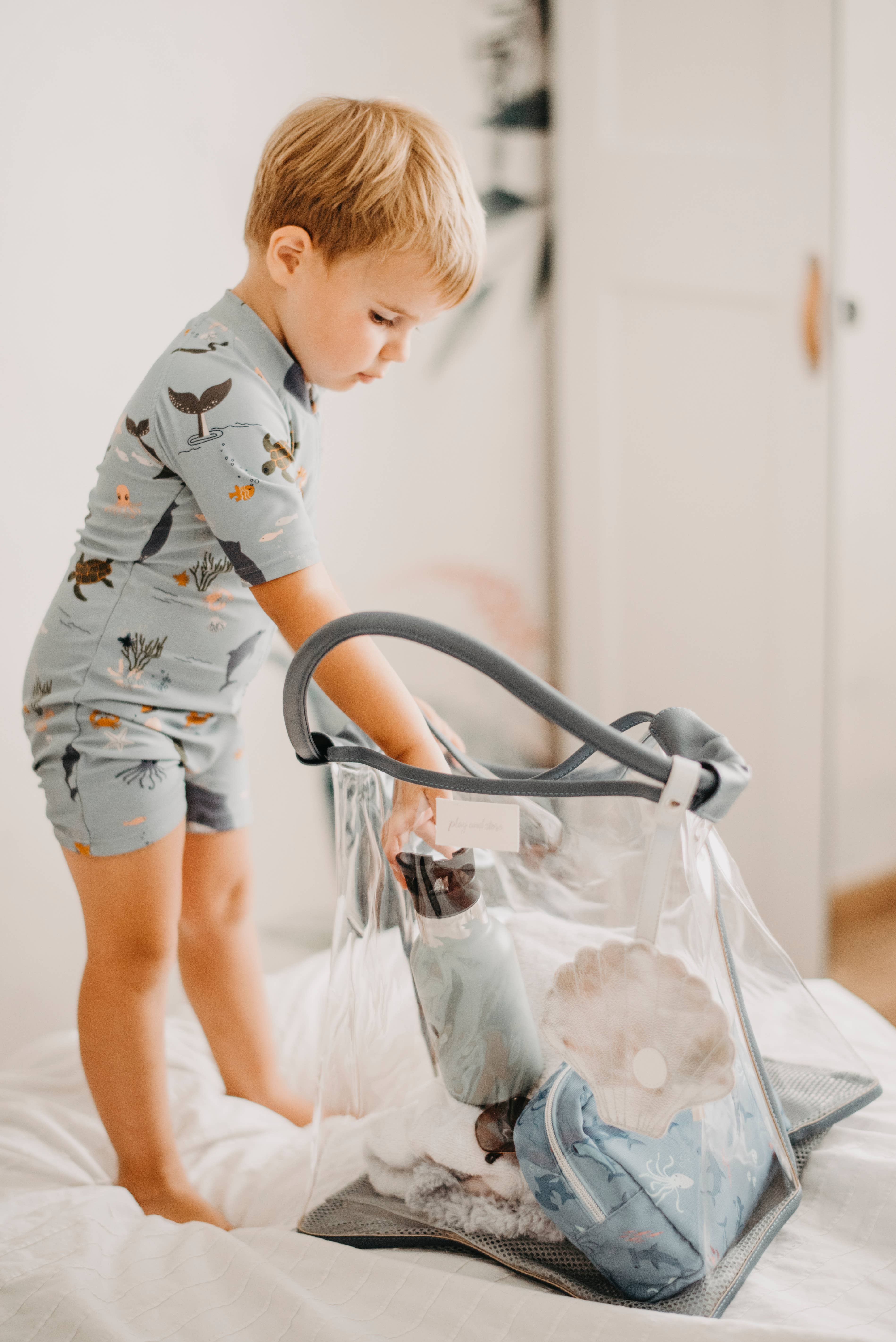Play and Store – Großhandel Strandtaschen – Blaue Strandtasche mit Netzboden und Muschel-Anhänger1