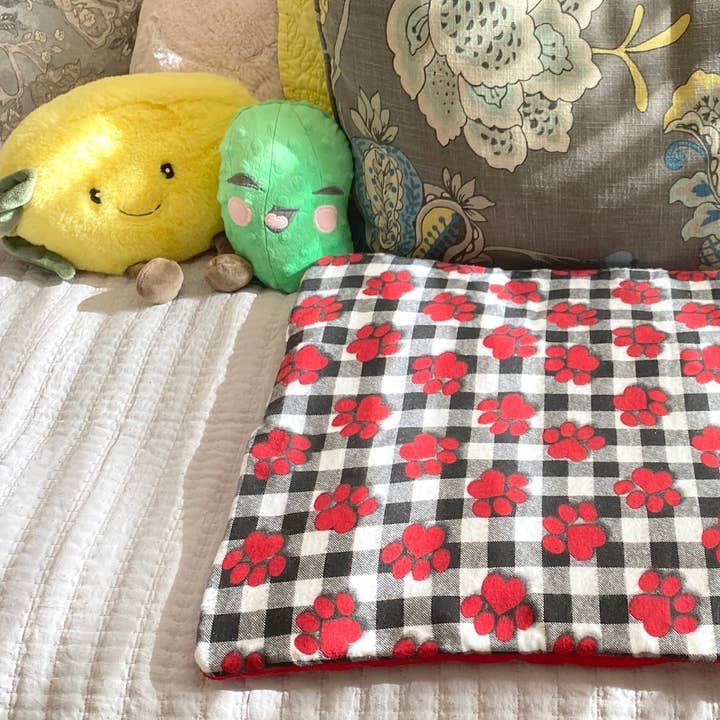 Liter/tapis pour animaux de compagnie fait main avec empreintes de pattes, carreaux et cœurs pour la vente par Screaming Pickles