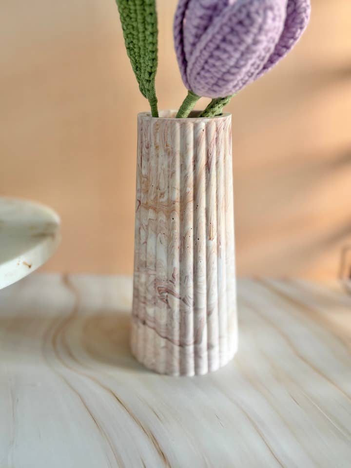 Høj vase i eco-harpiks - støvet rosa for engroshandel hos Kookie