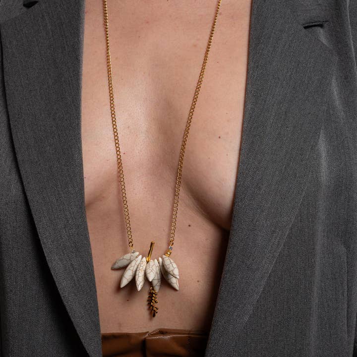 Handgefertigte goldene Boho-Charme-Halskette mit Edelsteinen für den Großhandel von Laka Luka