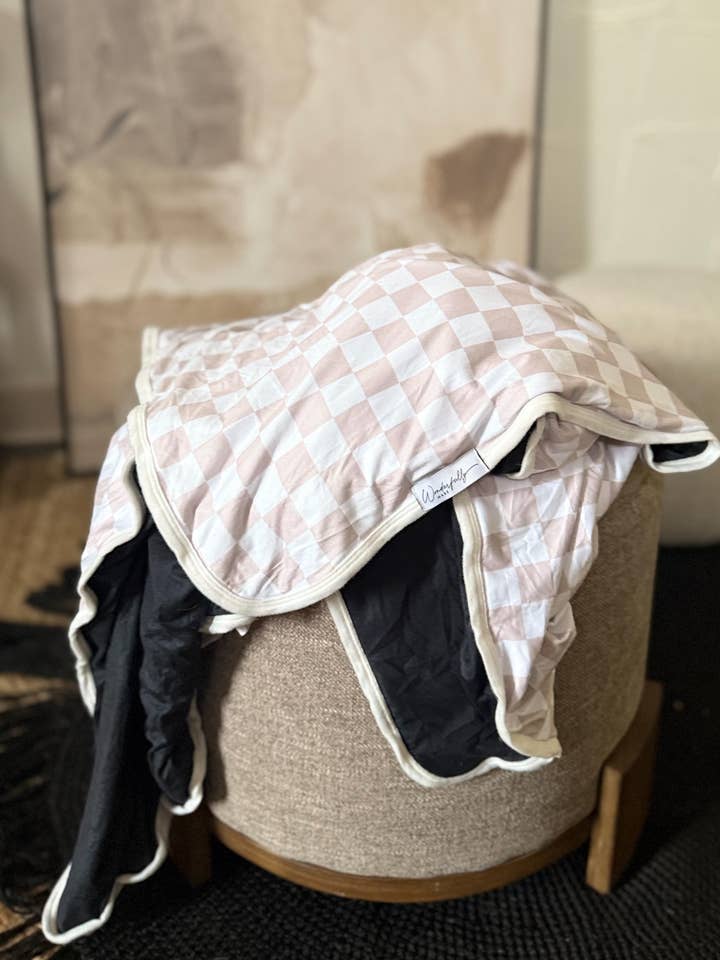 El edredón de tres capas Snuggle de The Finish Line (47"x47") para venta al por mayor de Wonderfully Made Baby