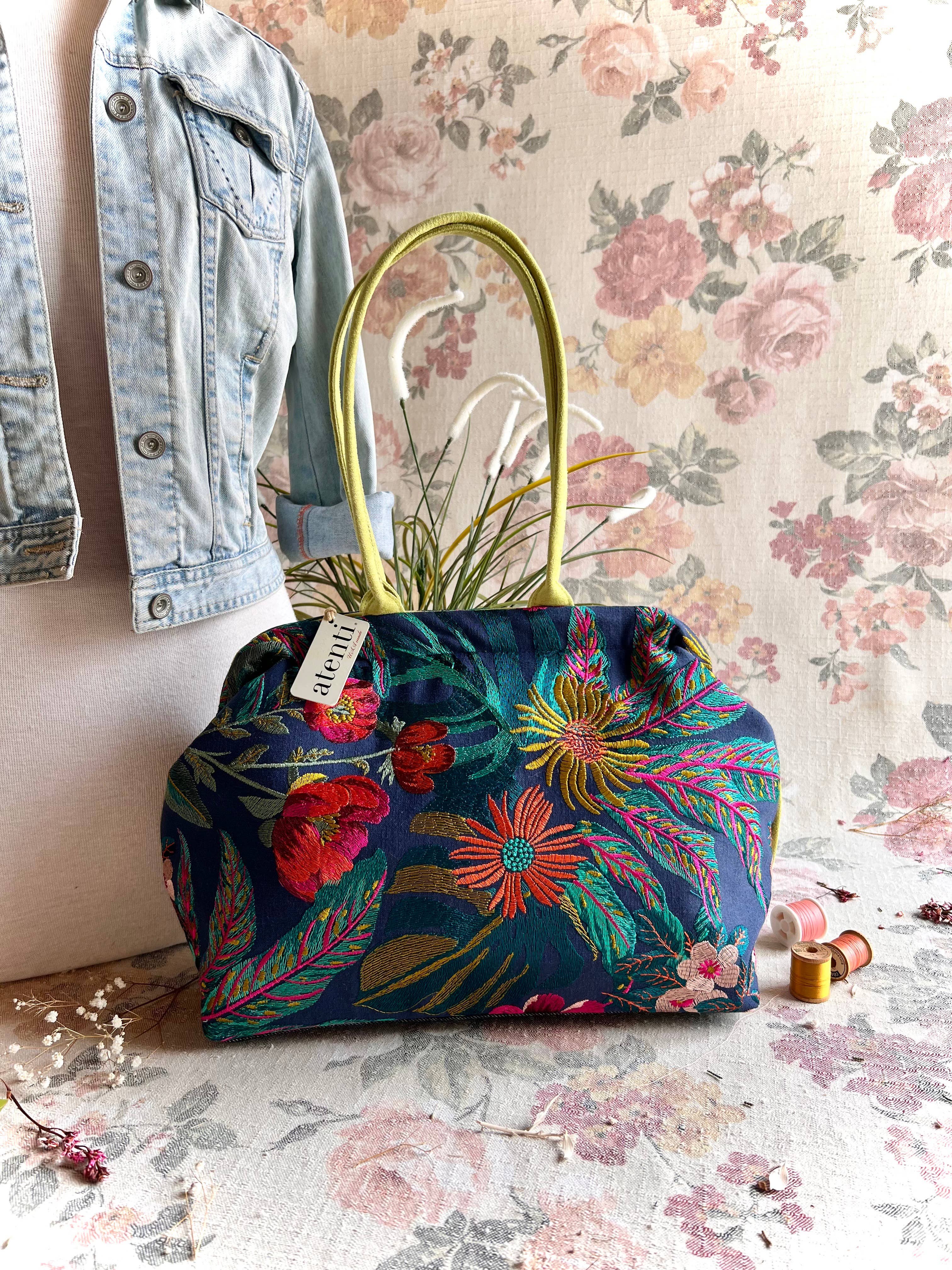 Atenti – Mala com alça superior – Mulher por atacado – Bolsa Doutora Moderna Flora Molly com Armação de Metal e Fecho de Pressão19