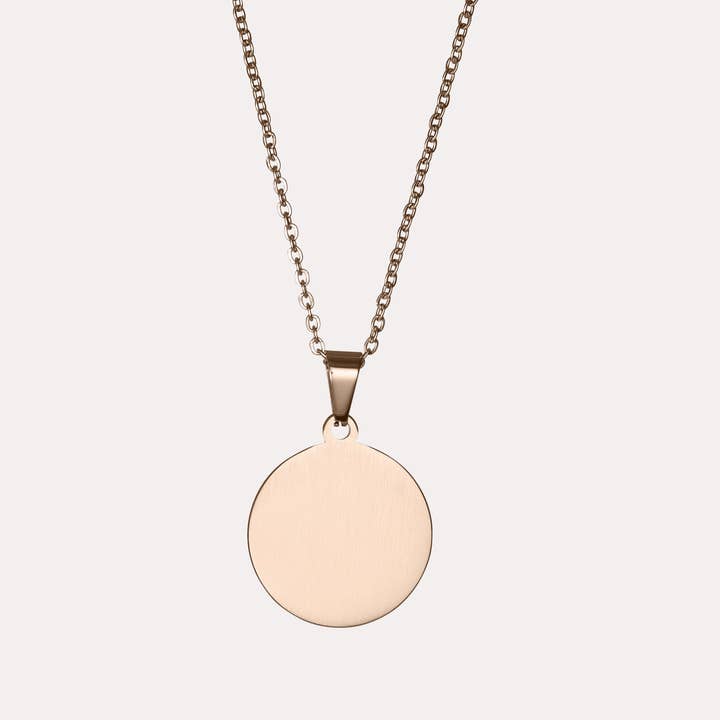 Embrace - Collier médaillon emblématique pour la vente par ZUDO