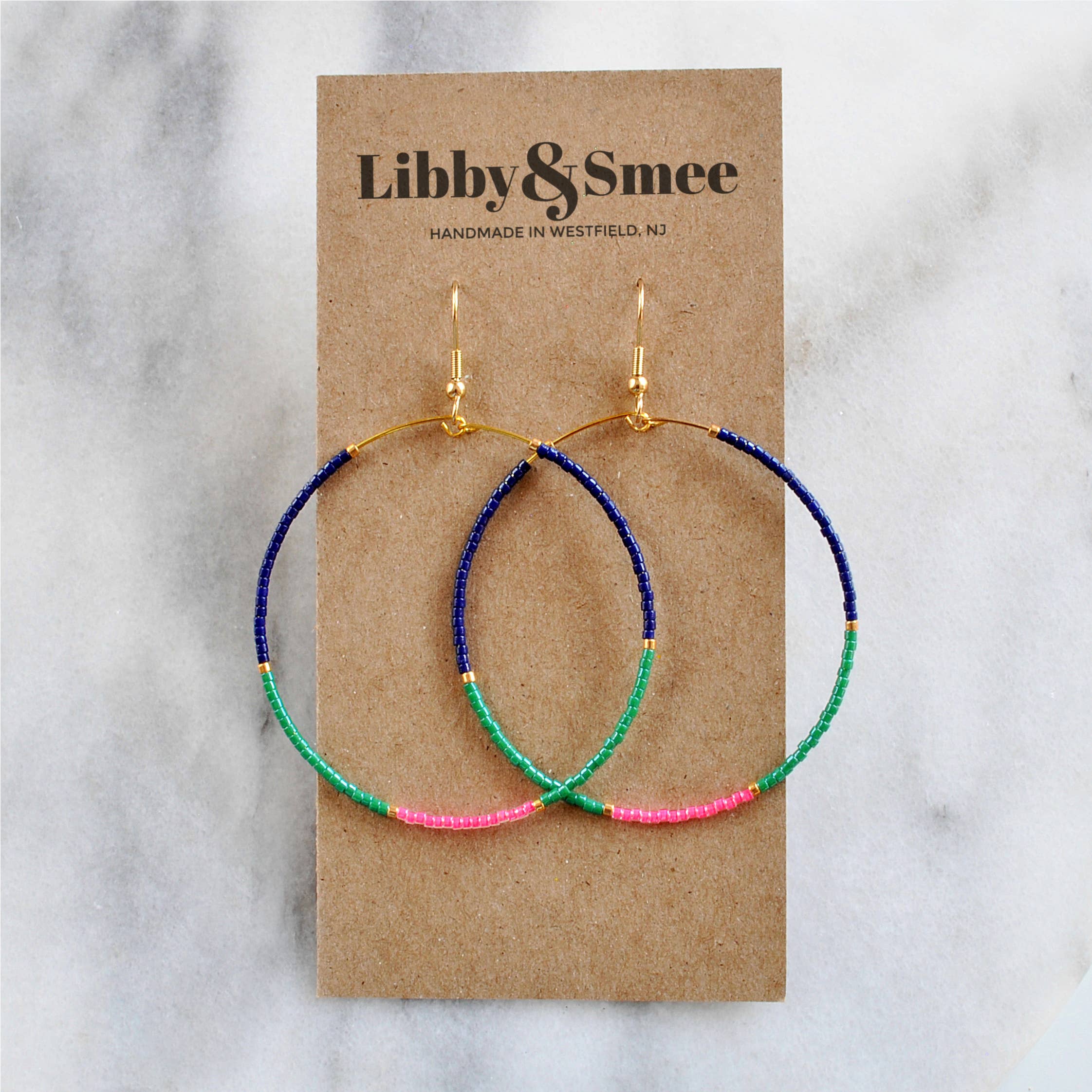 Libby & Smee – wholesale Hängande örhängen – Stora guldpärlformade dinglande hoopörhängen23