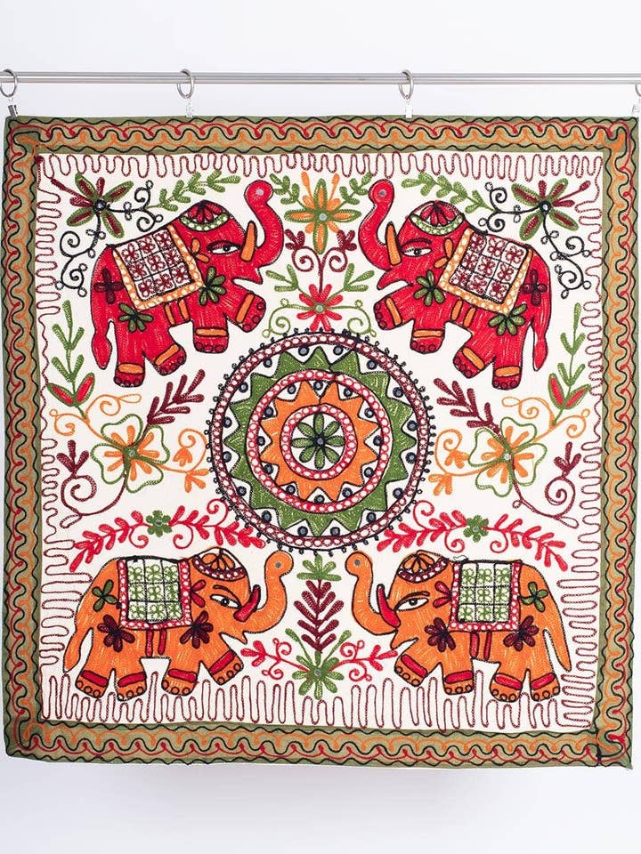 Handgefertigter bestickter quadratischer Wandteppich für den Großhandel von Kimago's Home