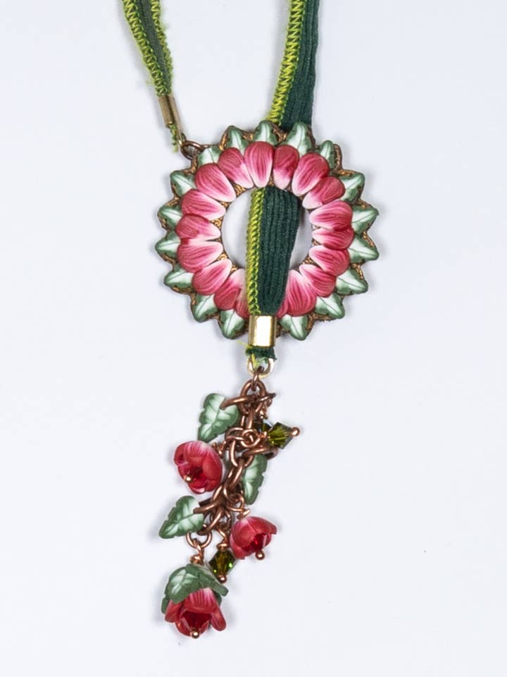 Lariat con borlas - Las rosas son rojas para venta al por mayor de Petal Pushers by Janet Pitcher