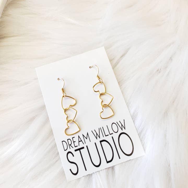 Boucles d'oreilles cœur en acier inoxydable doré pour la vente par Dream Willow Studio