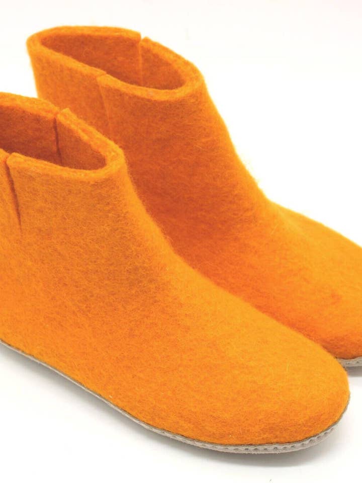 Stivaletti in lana fatti a mano con suole in camoscio per la vendita all'ingrosso da parte di Woollyfelt
