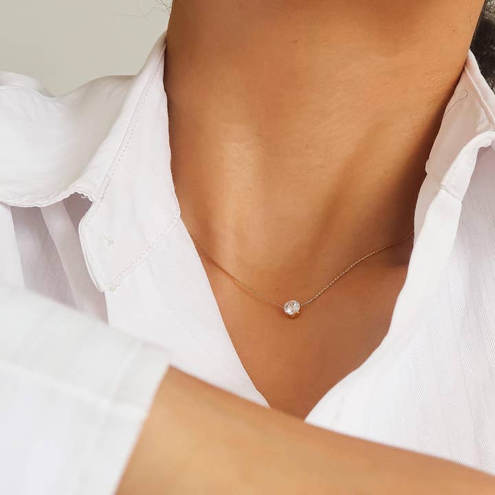 Oro Amarillo Collar Ciara redondo con circonita cúbica pequeña de 18 quilates que no se deslustra de venta al por mayor en Faire2