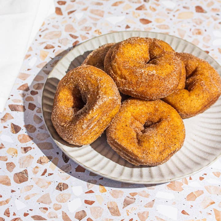 Sfondo fotografico da tavolo in terrazzo beige per la vendita all'ingrosso da parte di Everyday Co.