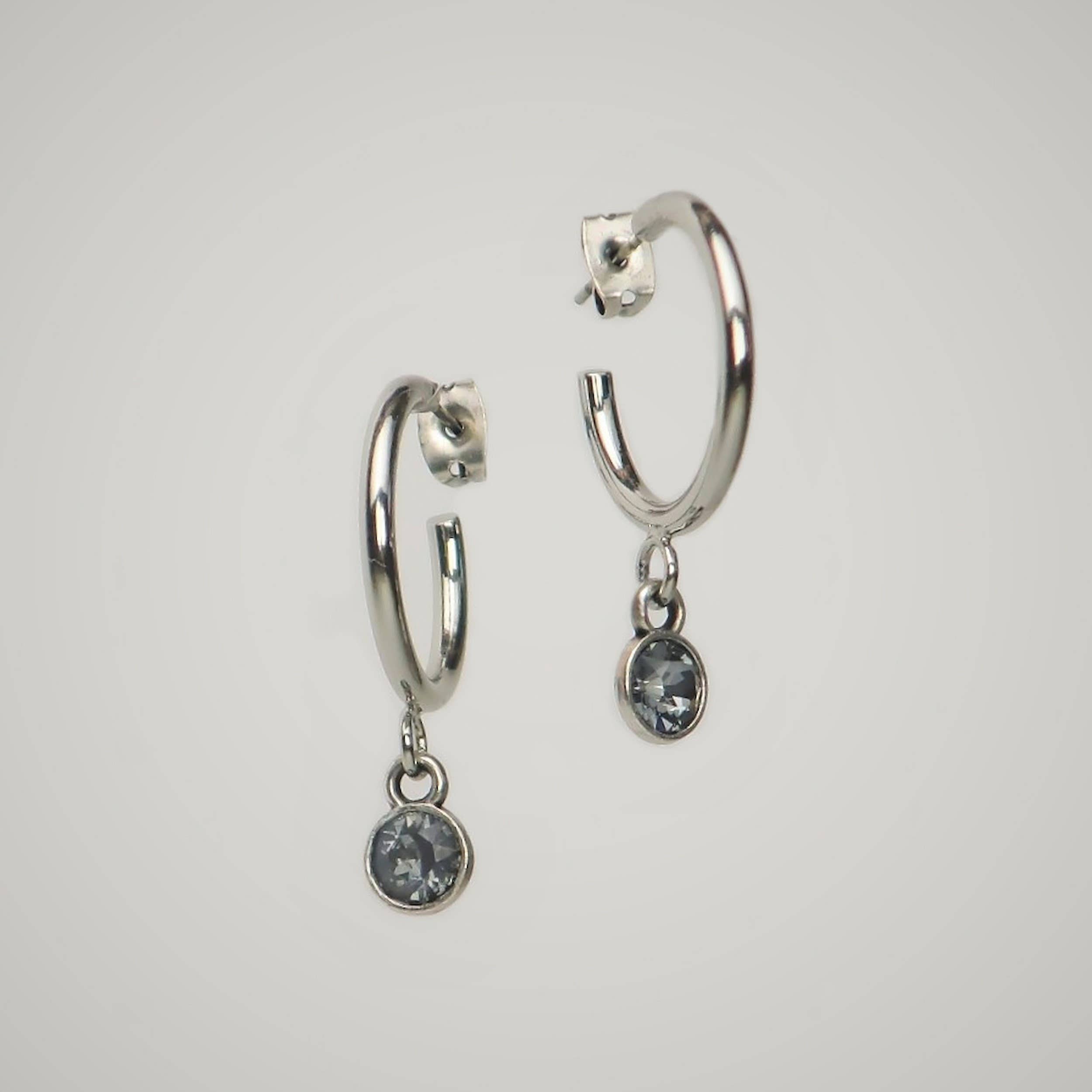 Lollia Modeschmuck - Wholesale Huggie Earrings - Open hoop earrings with a “silver shade” crystal