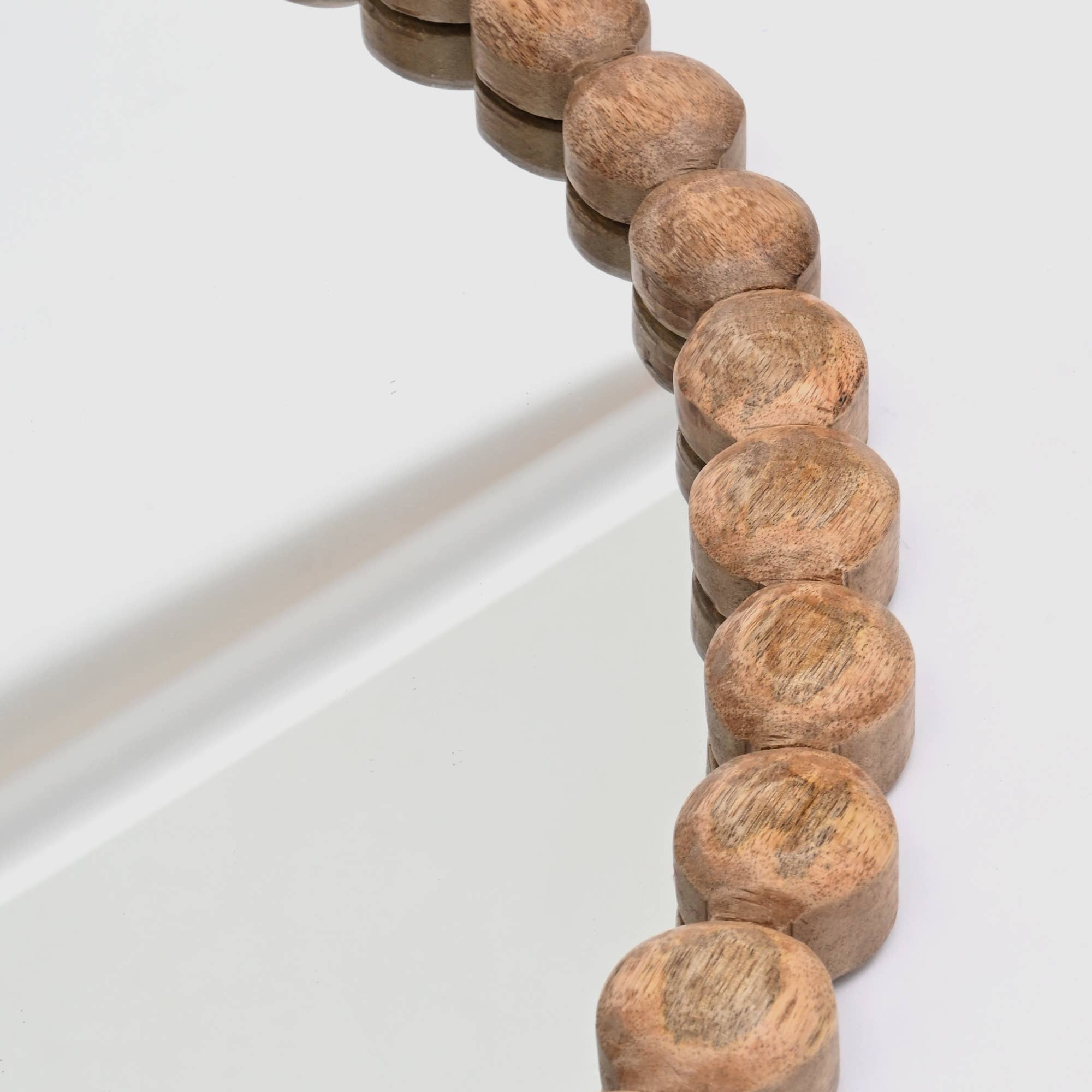 India Curated – wholesale Väggspegel – Dekorativ väggspegel med ram av träpärlor - 81 cm4
