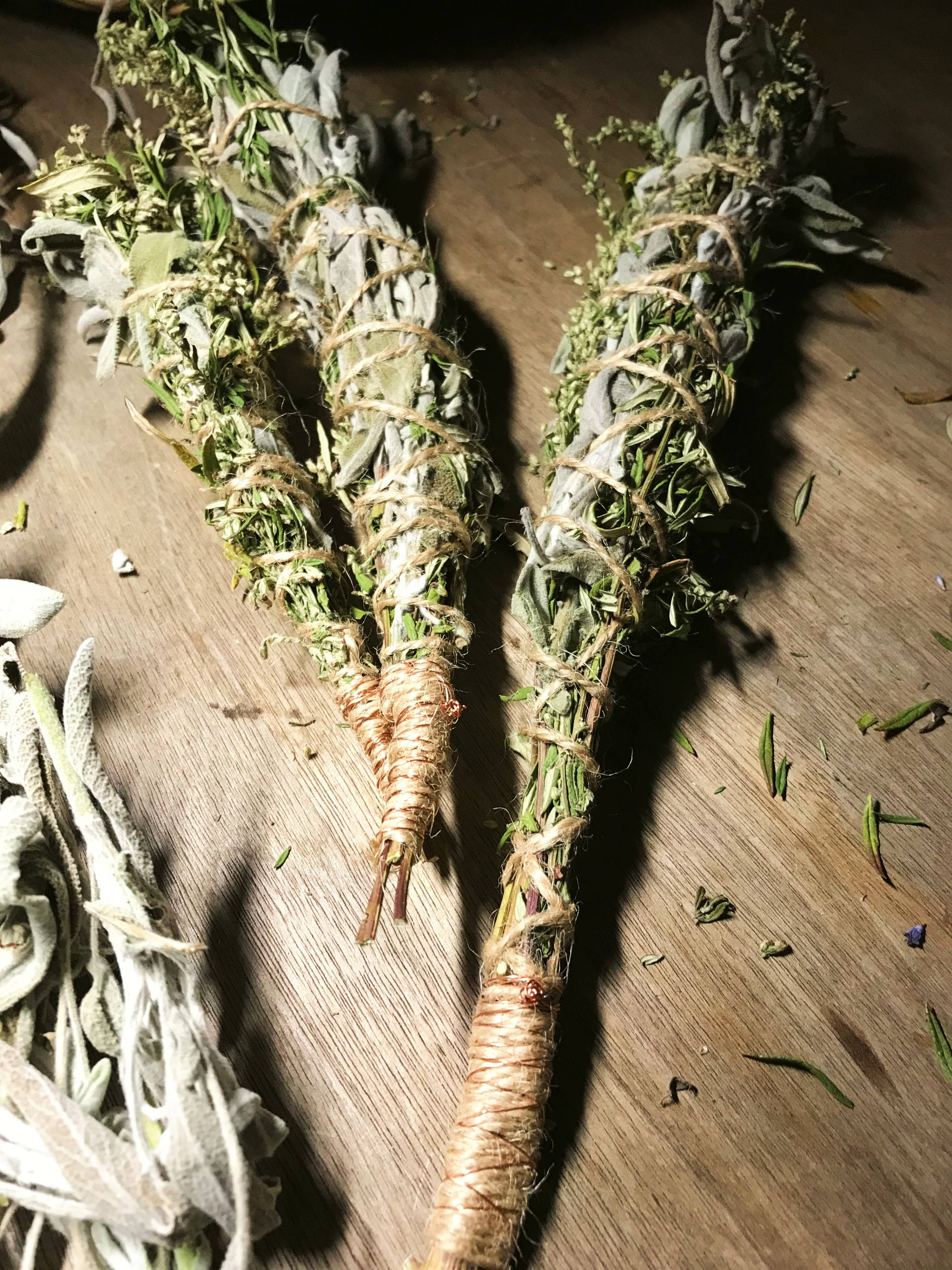 1130 CHANDLERY - Wholesale Smudge Stick - Wild Mugwort & Organic Sage Smudge Sticks1
