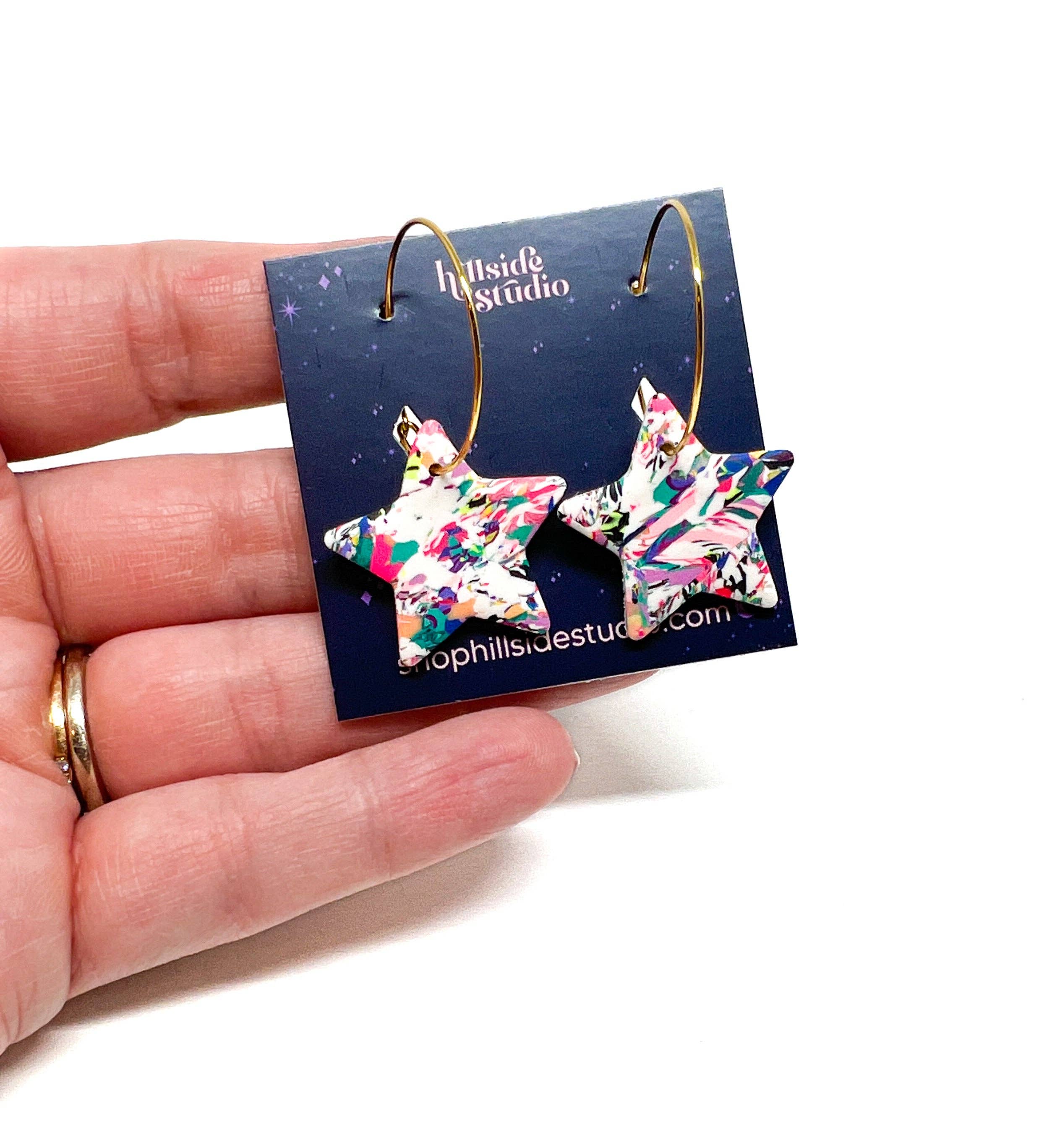 Hillside Studio – wholesale Hängande örhängen – stjärna dinglar - glad scrappy