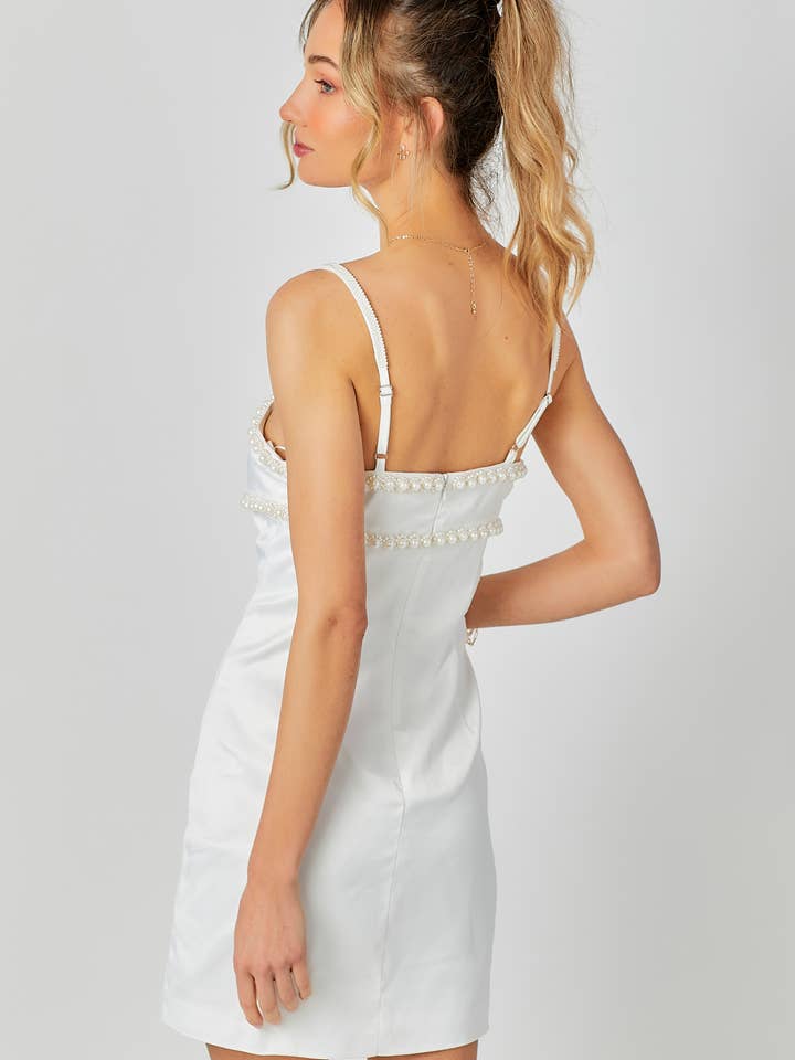 Robe courte à garniture perlée pour la vente par BABY PINK