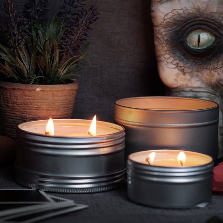RinkyDink Candles – Engroshandel Rejsestearinlys – Fatal Forest Duftlys (VG)