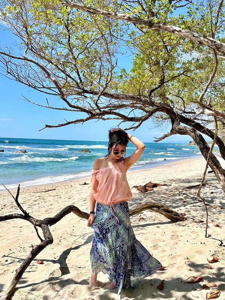 Top senza maniche ricamato Cheryl Peach per la vendita all'ingrosso da parte di Blue Boheme