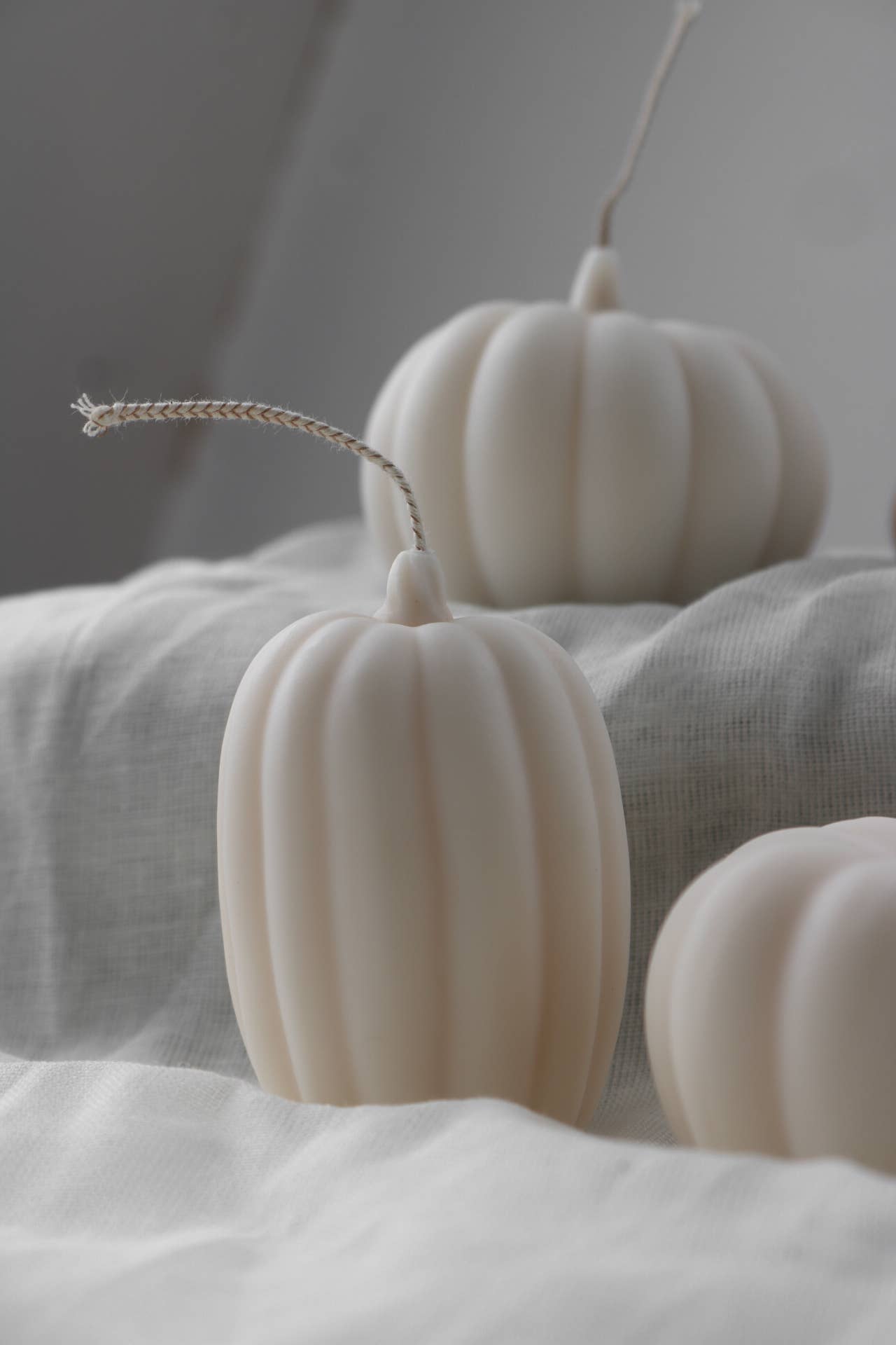 Mae Fleur - Venta al por mayor Velas de diseño llamativo - Vela alta decorativa de calabaza otoñal | Decoración de otoño1