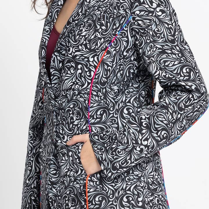 Benares – Engroshandel Blazer - Dame – Sort afslappet blazer - Elegant sort print