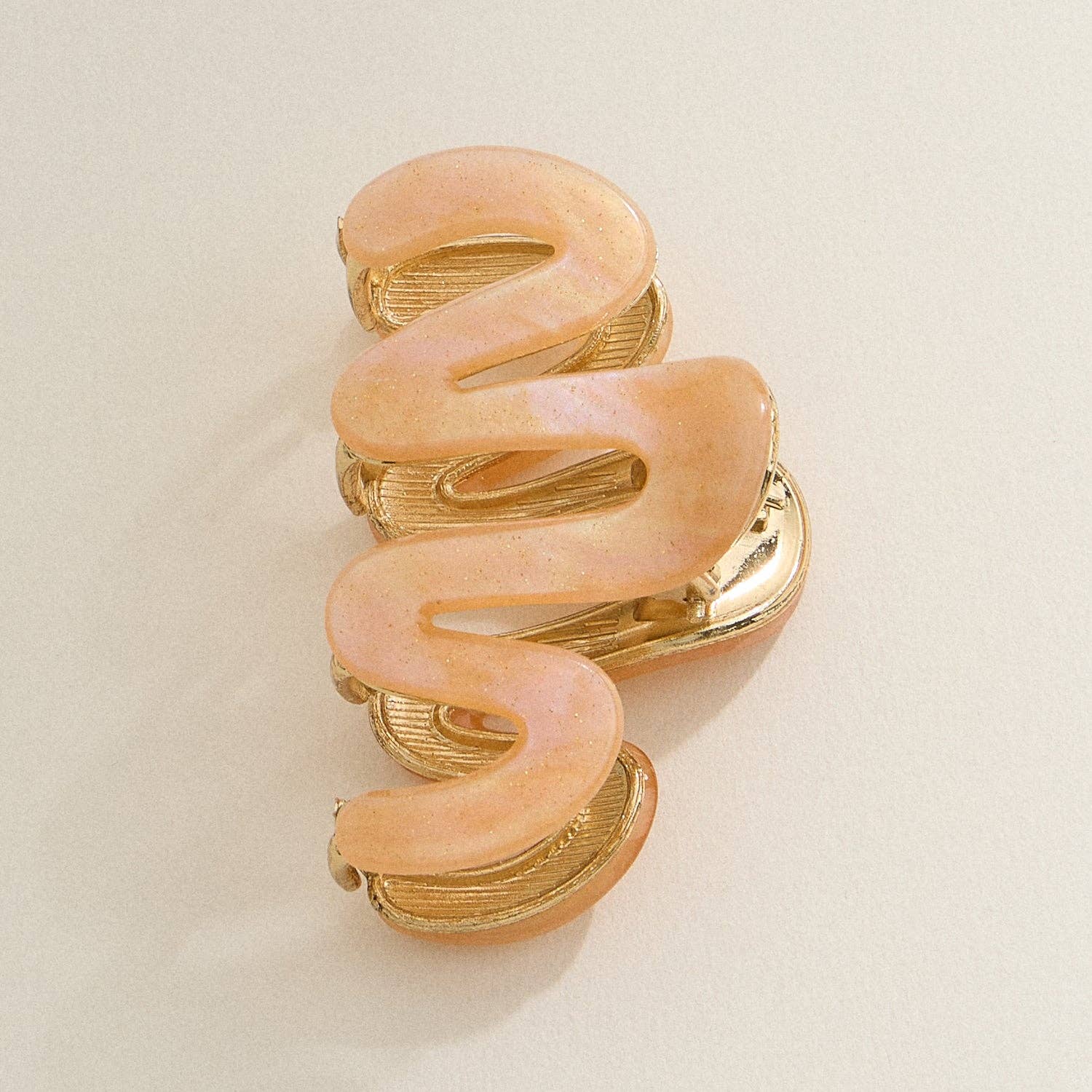 Frem – wholesale Hårklämma - Dam – Matt vågig klämma med gulddetaljer – Liten hårklämma för halvuppsättningar1