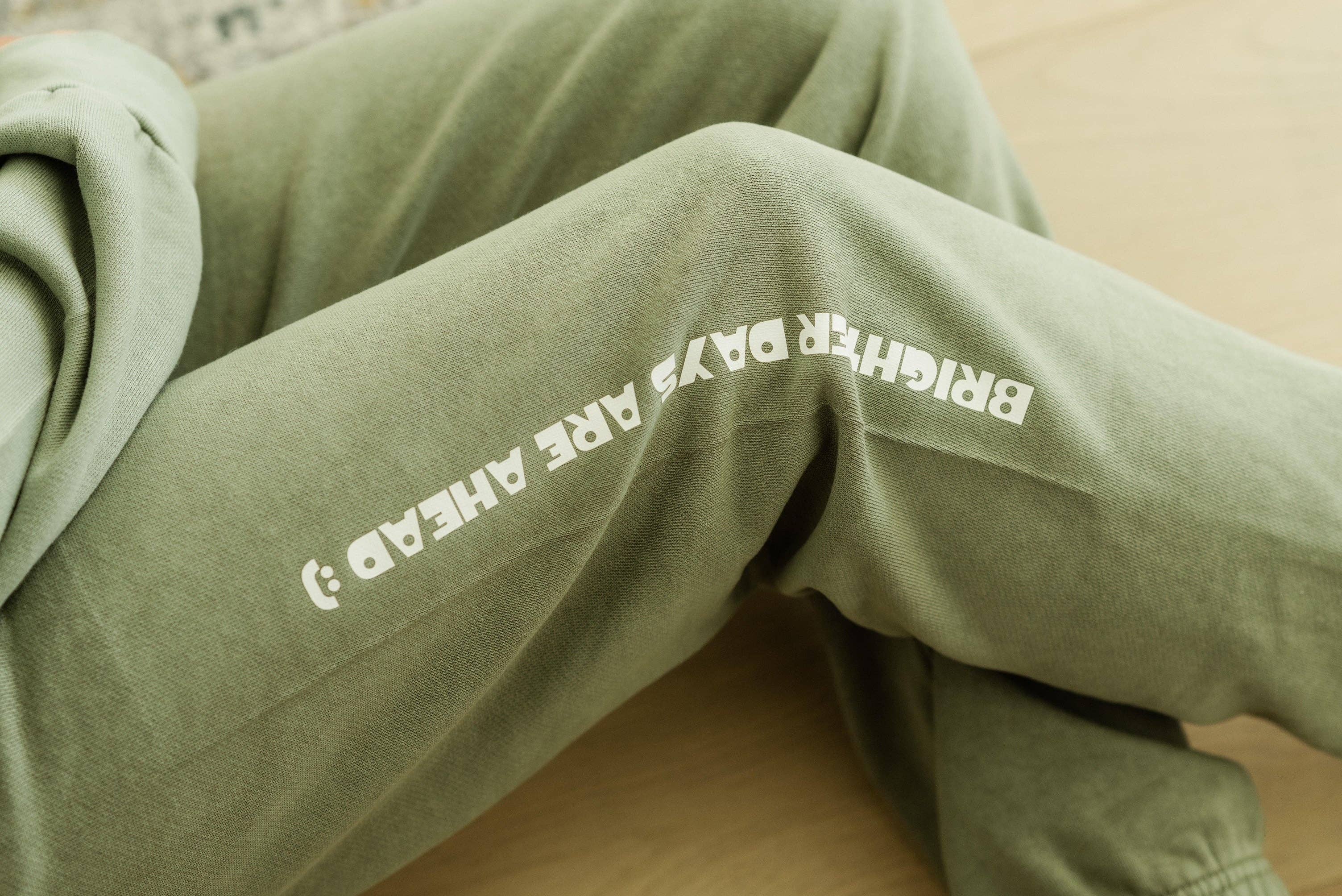 Rad Vibes Only - Vendita all'ingrosso Completo loungewear - Donna - Set abbinato con felpa e pantaloni sportivi Brighter Days Are Ahead4