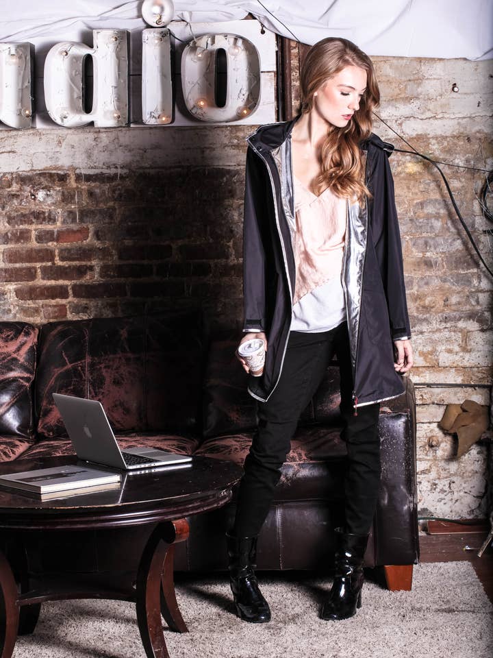 Un trench classique pour femmes doté de la technologie NASA pour la vente par 13-One - Rain Jackets