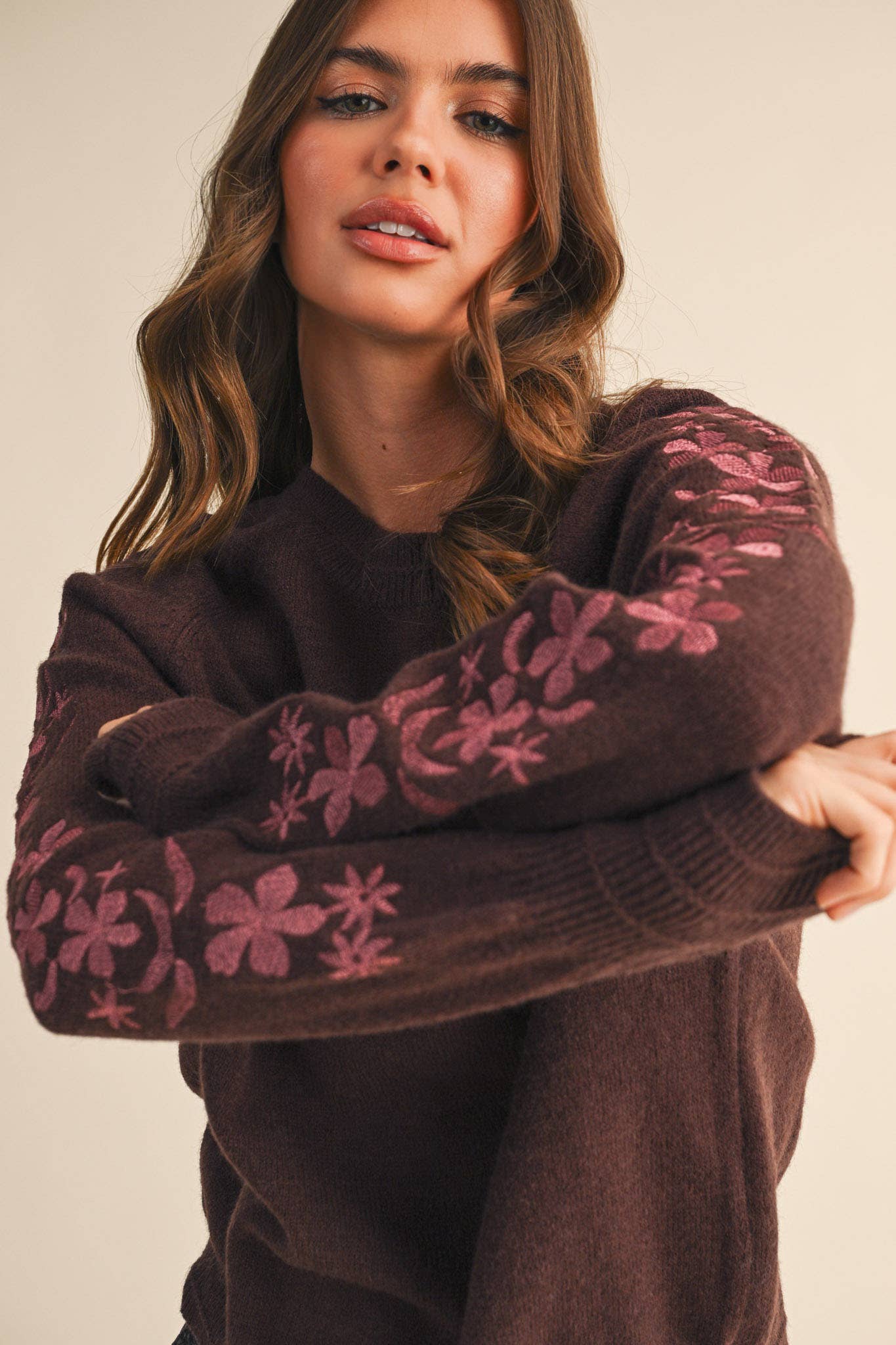 &MERCI - Wholesale Knit Sweater - Women's - PULLOVER SWEATER WITH FLORAL EMBROIDERED SLEEVES MSW1089013