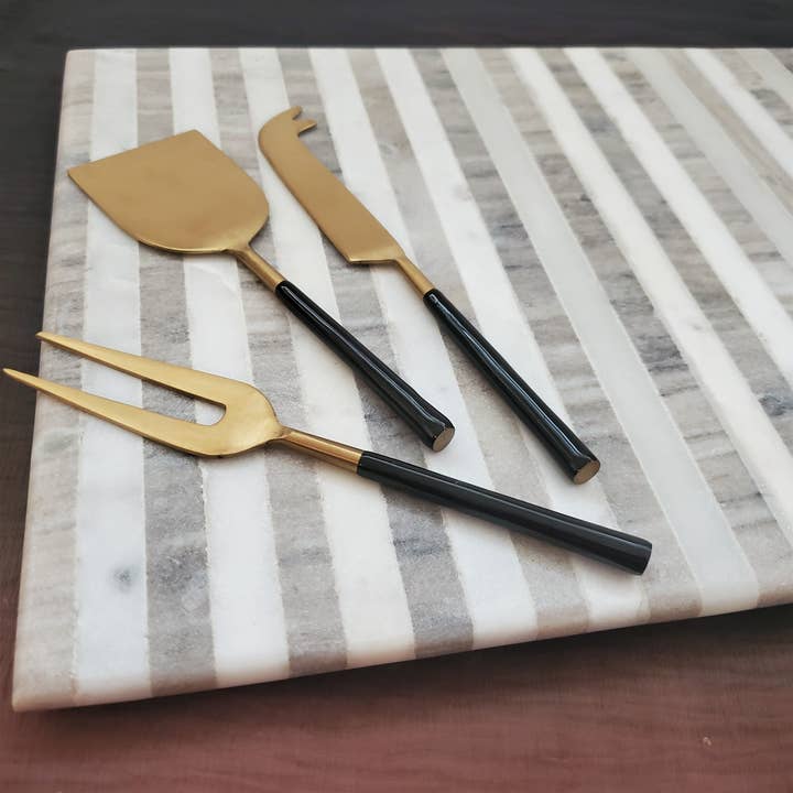 Gibb & Daan – Engroshandel Ostespreder – Sort og guld ostegaffel, kniv og skovl - Charcuterie