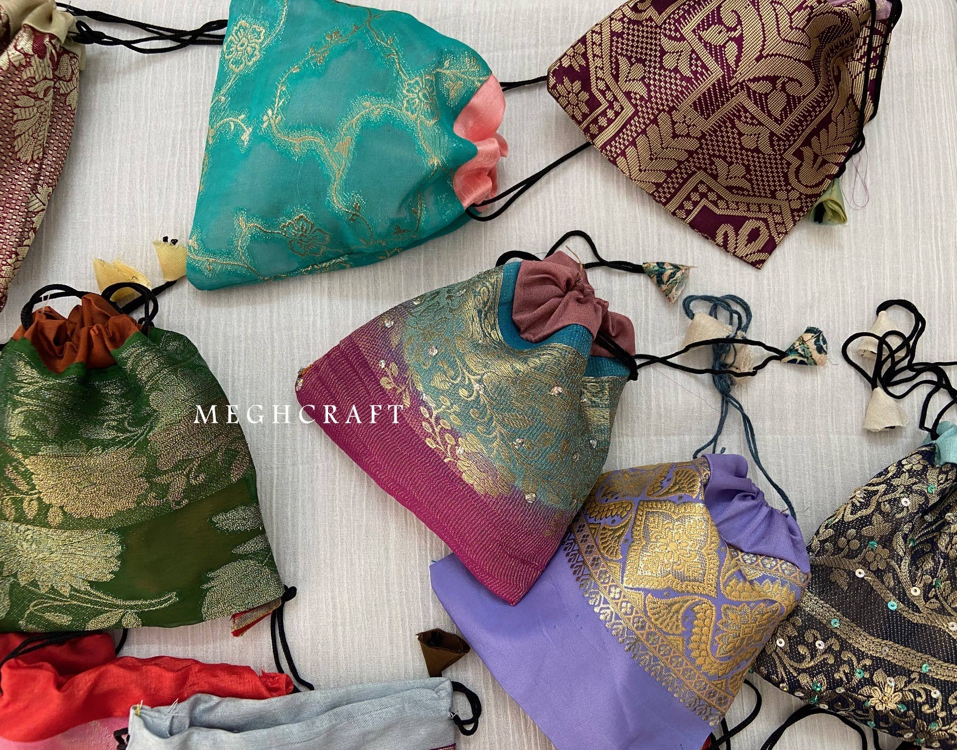 Meghcraft - Vente Set de pochettes cadeaux - Pochettes à cordon en soie indienne - Sac cadeau en satin 10 x 10 cm3