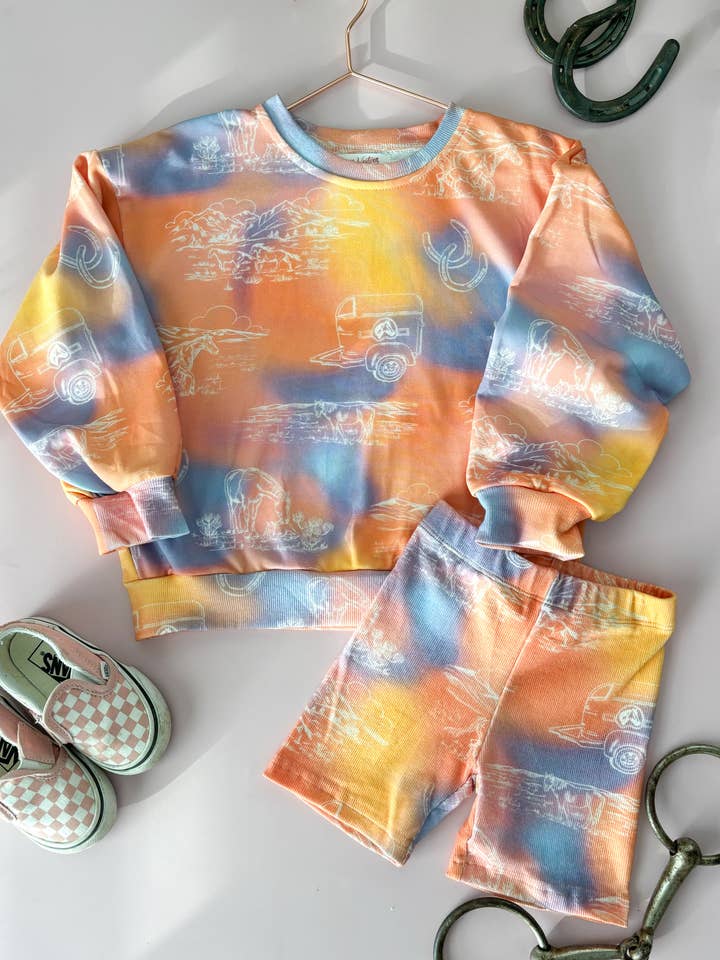Conjunto de jersey y pantalones cortos Sunset Cowgirl Tie-Dye para venta al por mayor de The Little Western Brand