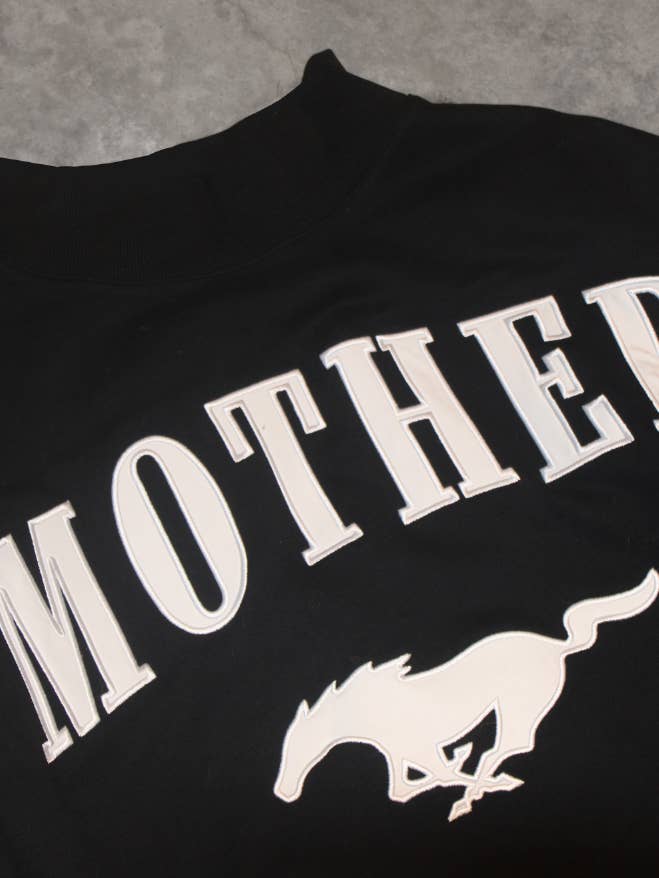 Sweatshirt à col montant avec appliqué Slater Vintage Mustang Mother pour la vente par SLATER VINTAGE