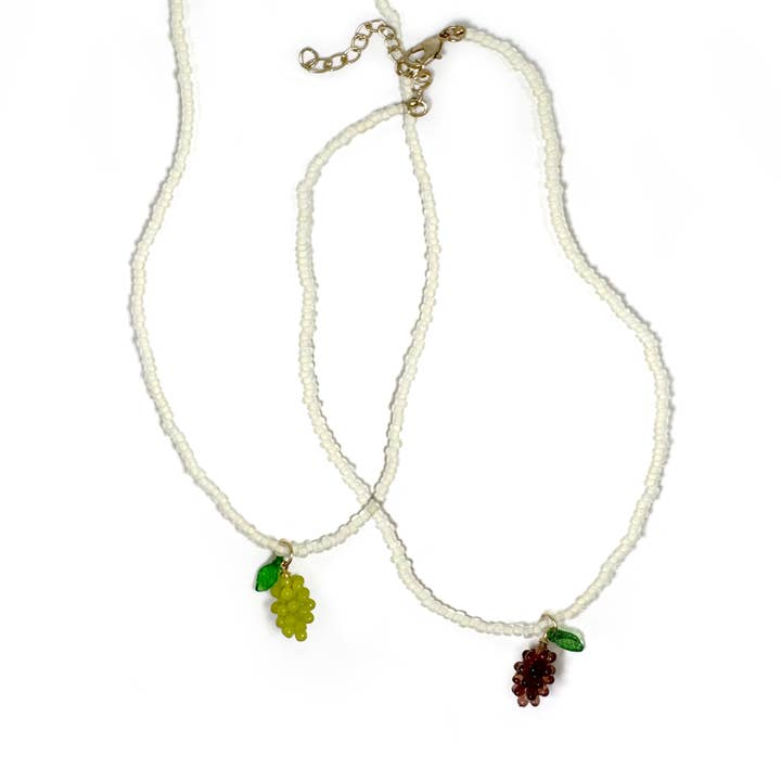 Collier Raisin en Perles de Rocaille – Fait Main & Déclaration Colorée pour la vente par Rainbow Unicorn Birthday Surprise