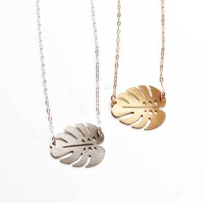 Petit collier feuille de Monstera pour la vente par Rare Bird Co. + Pauline Stanley Studio