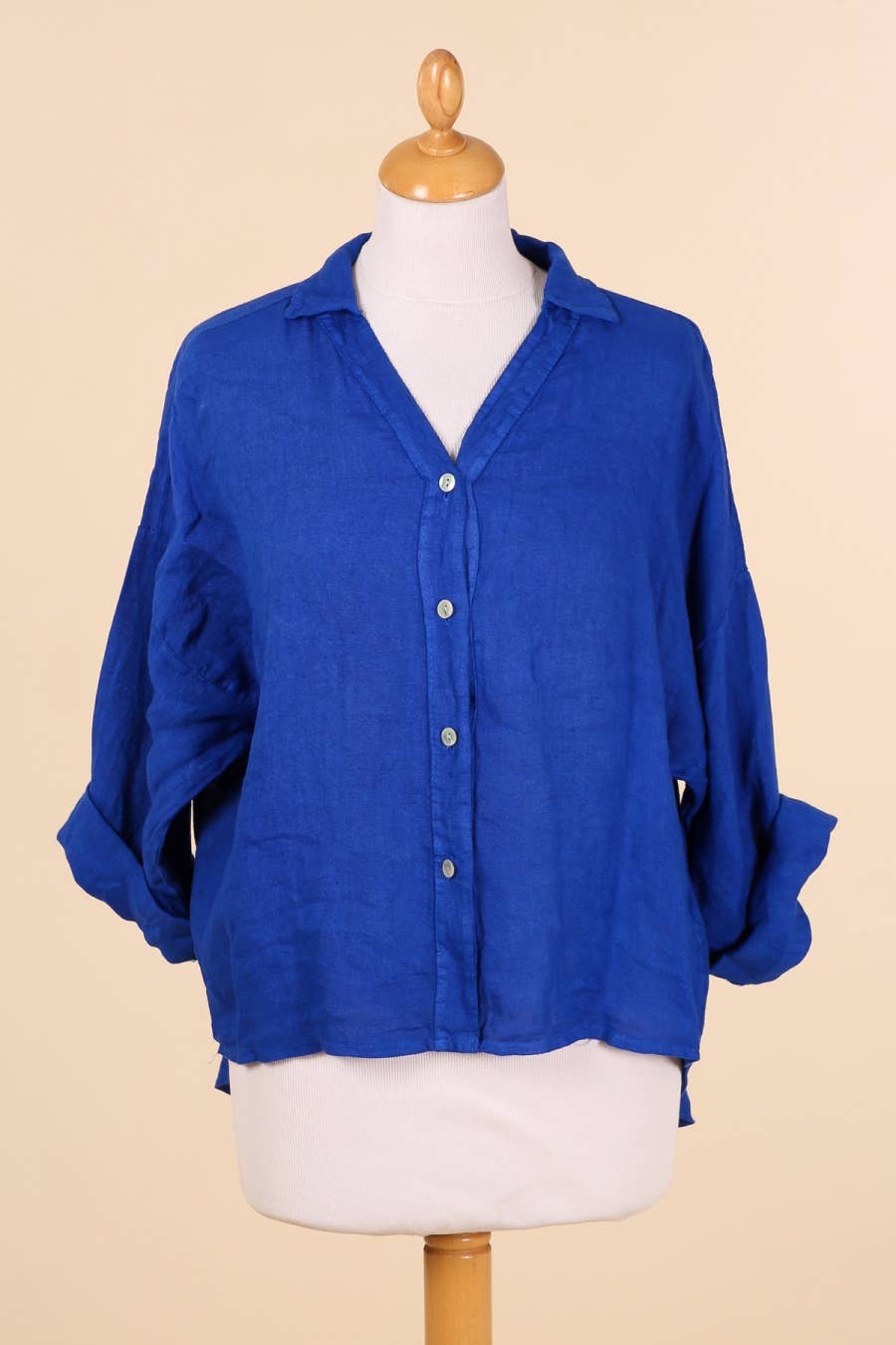 la maison des fibres naturelles – Engroshandel Skjorte med buttondown – til kvinder – Hørskjorte med sidelommer og bagplissering23