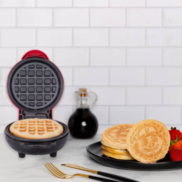 Uncanny Brands - Wholesale Kitchen Appliance - Uncanny Brands Ohio State Buckeyes Brutus Buckeye Mini Waffle Maker1