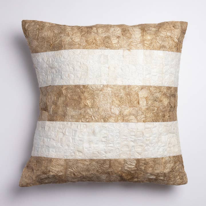 Coussin décoratif en soie naturelle de Madagascar, à rayures, 18 « x 18" pour la vente par Tanana Madagascar