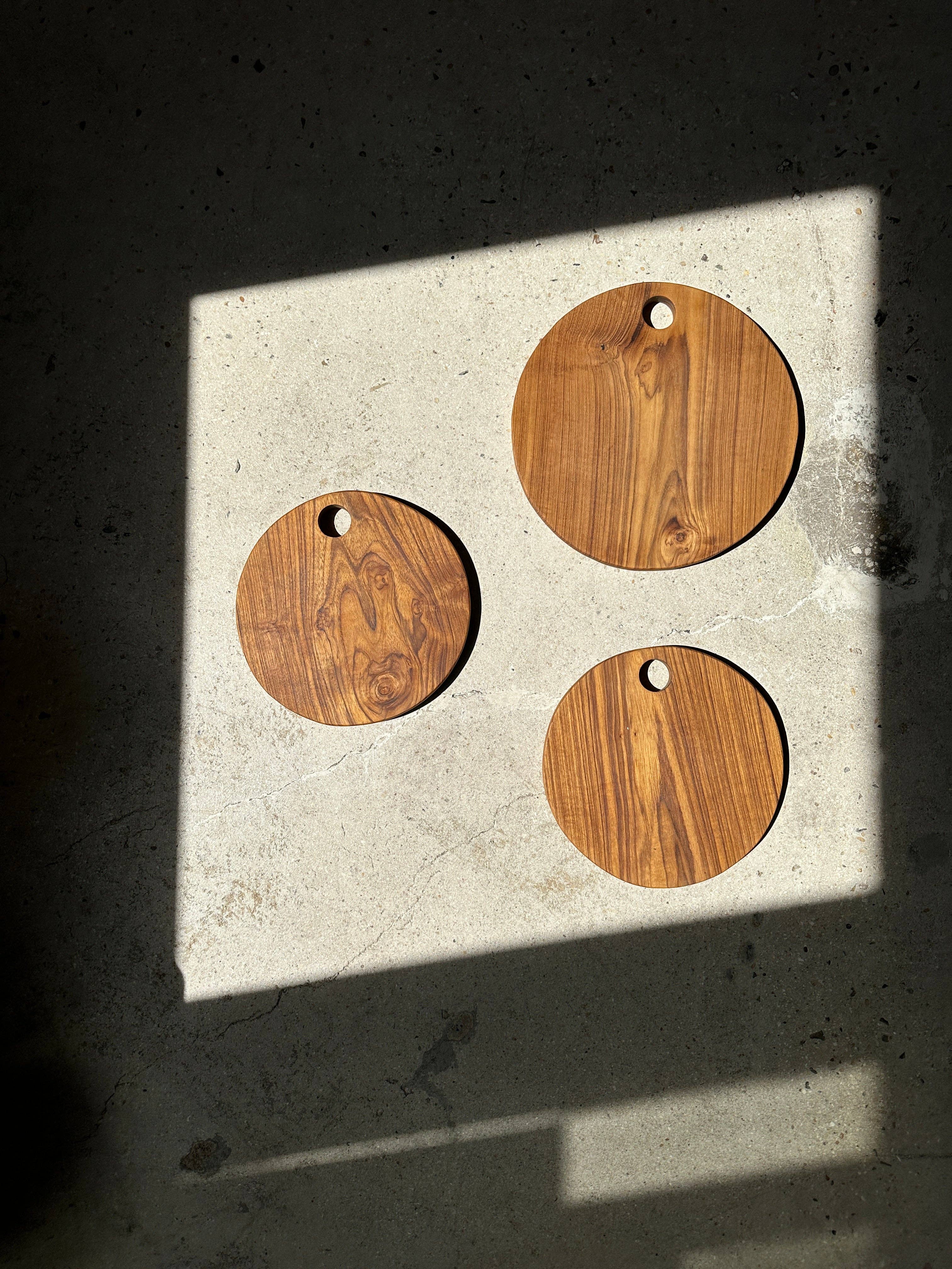 Office Objets – wholesale Skärbräda – Rund skärbräda i urholkad teak D:3018