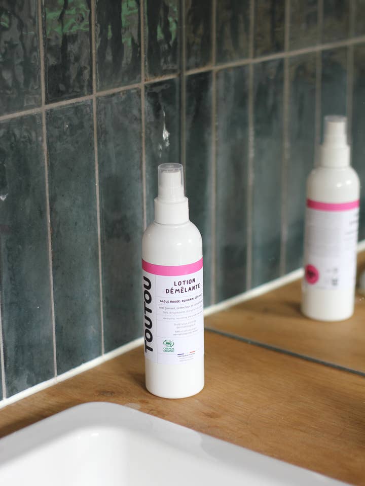 Lotion démêlante certifiée bio pour chiens et chats pour la vente par Toutou Petcare