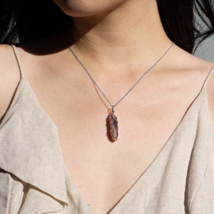 Collar con punta de cristal envuelto en alambre, plateado para venta al por mayor de ASCEND