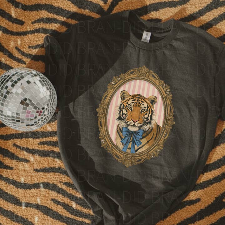 T-shirt graphique Comfort Colors - Tigre pour la vente par BRAN-did