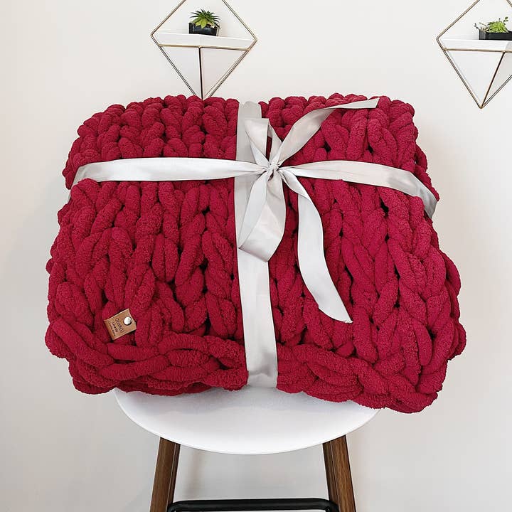 Couverture en tricot épais rouge cerise pour la vente par Comfy Sunday
