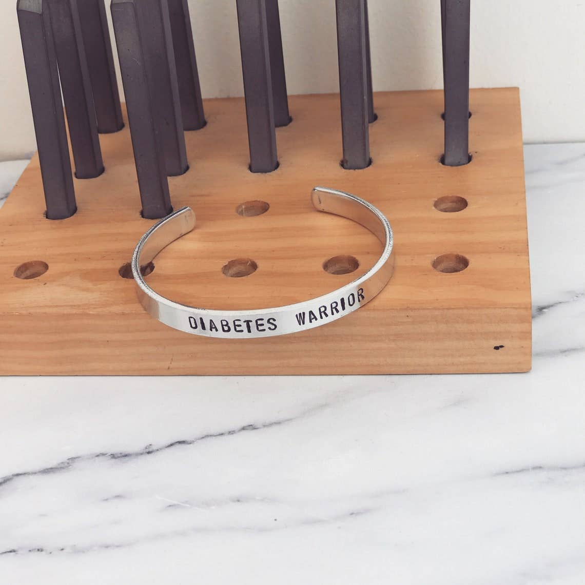 Black Tied – Großhandel Manschettenarmband – Diabetes Warrior Armband | Stärke bei Krankheit für Diabetiker1