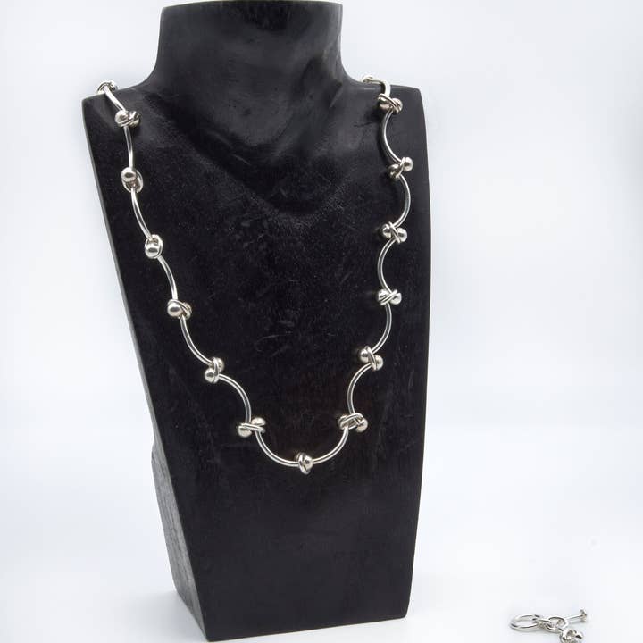 Collier, bracelet et boucles d'oreilles en argent sterling design os. pour la vente par Renata Rubio 92.5