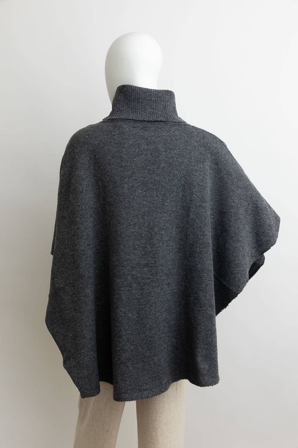 Leto Accessories – Poncho - Mulher por atacado – Favorito Outono 2025 - Poncho de Gola Alta Ecológico 🐢15