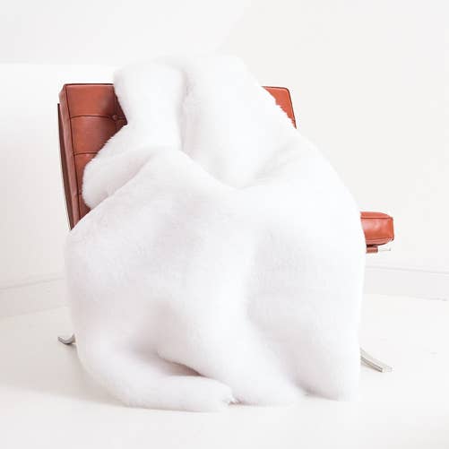 Plaid fausse fourrure Brisbane doublure en soie naturelle blanche pour la vente par Henry d'Elkin