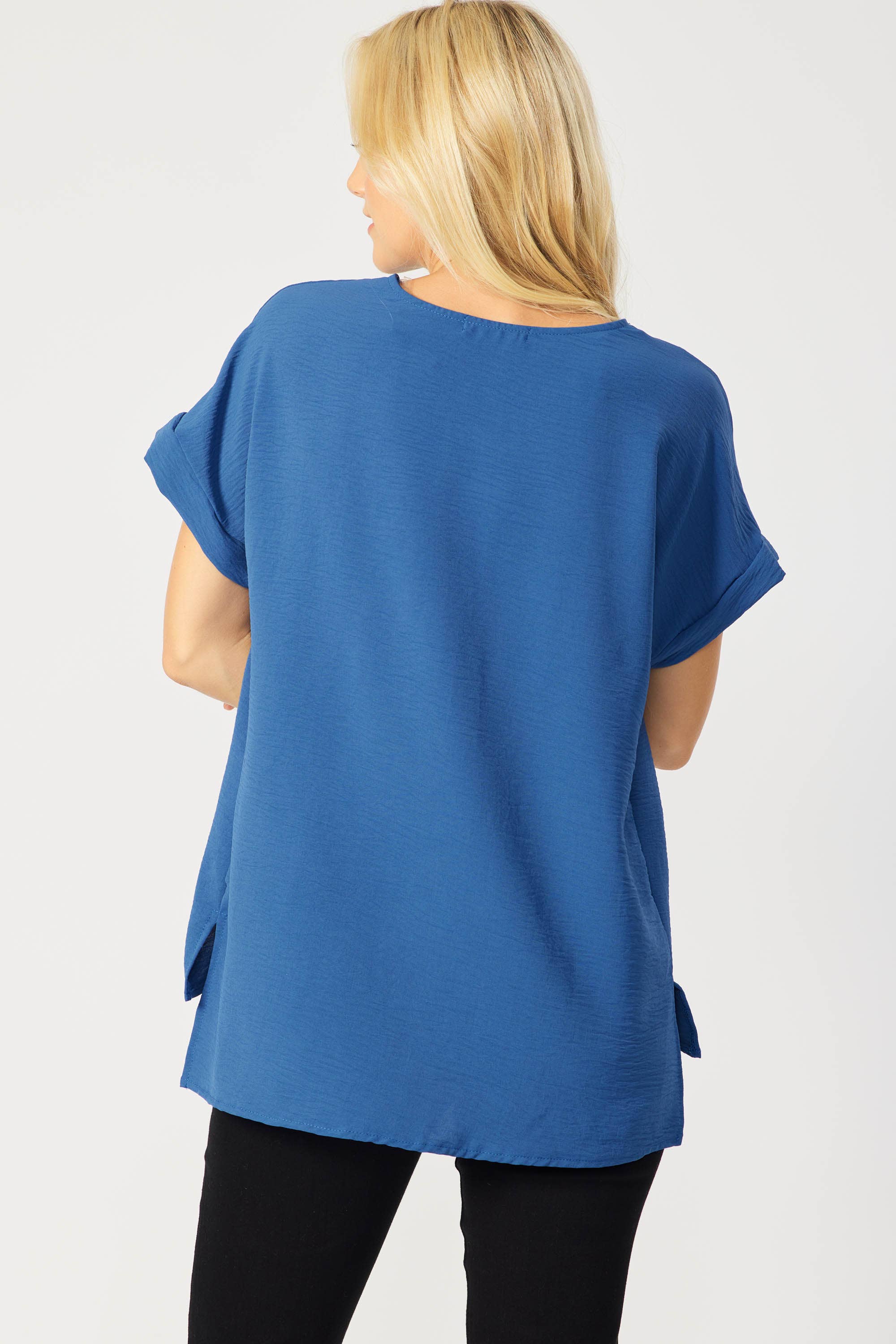 FSL Apparel - Vendita all'ingrosso Camicetta - Donna - ST3280 - TOP IN TESSUTO CON SCOLLO A V A MANICA CORTA, VESTIBILITÀ COMODA 26