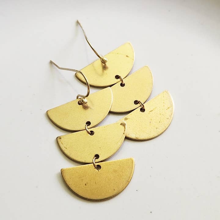 Pendientes colgantes de latón con forma de luna creciente, como se ven en la televisión para venta al por mayor de Sara Sela Jewelry