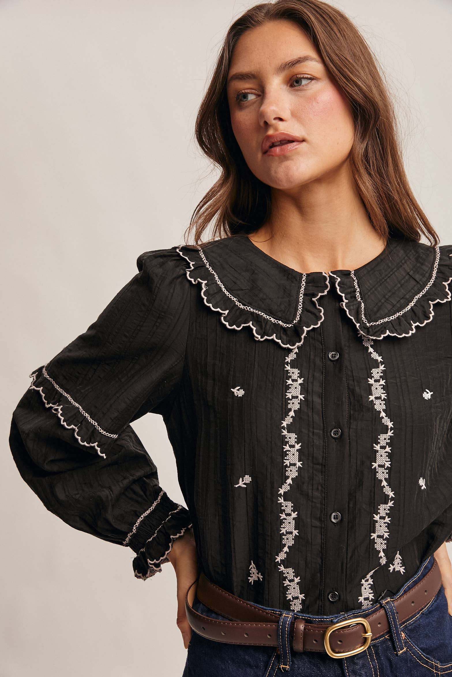 Forte – wholesale Blus - Dam – Broderad blus i bomull med volangkrage FT000331