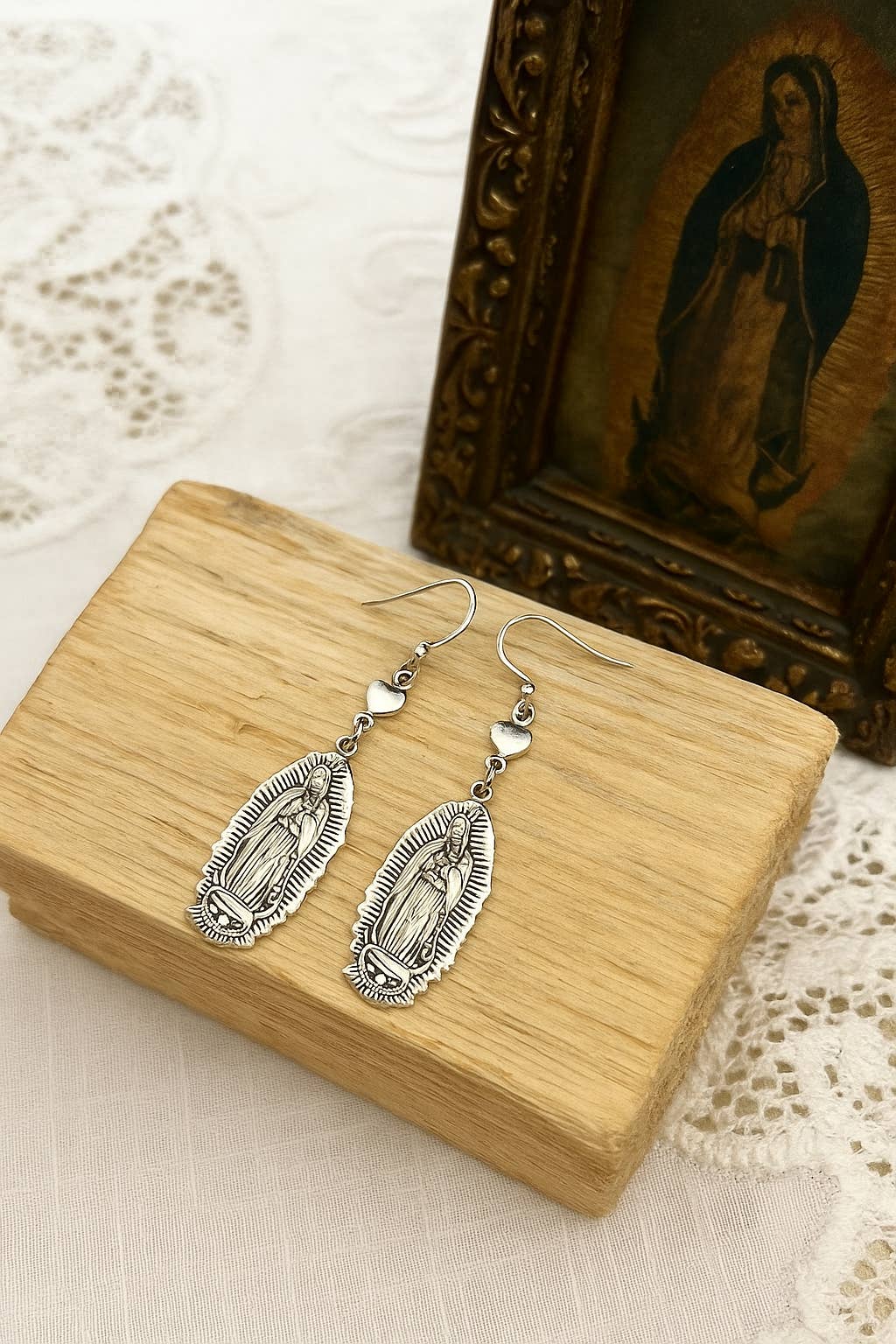 Wild & Free - Wholesale Dangle Earrings - Pendientes de la Virgen de Guadalupe hechos a mano en tono plateado