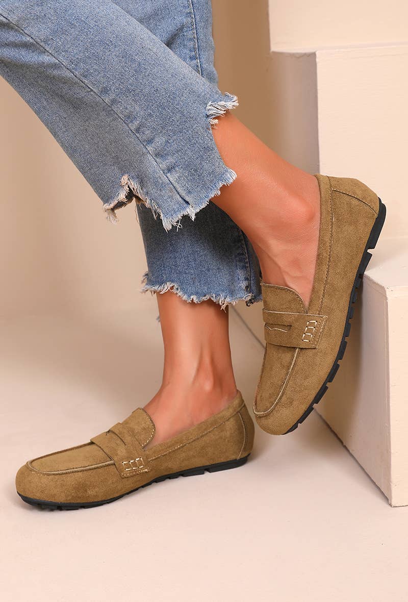 Joia Paris - Wholesale Loafers - Women's - Loafers with strap and visible stitching H8-965M13